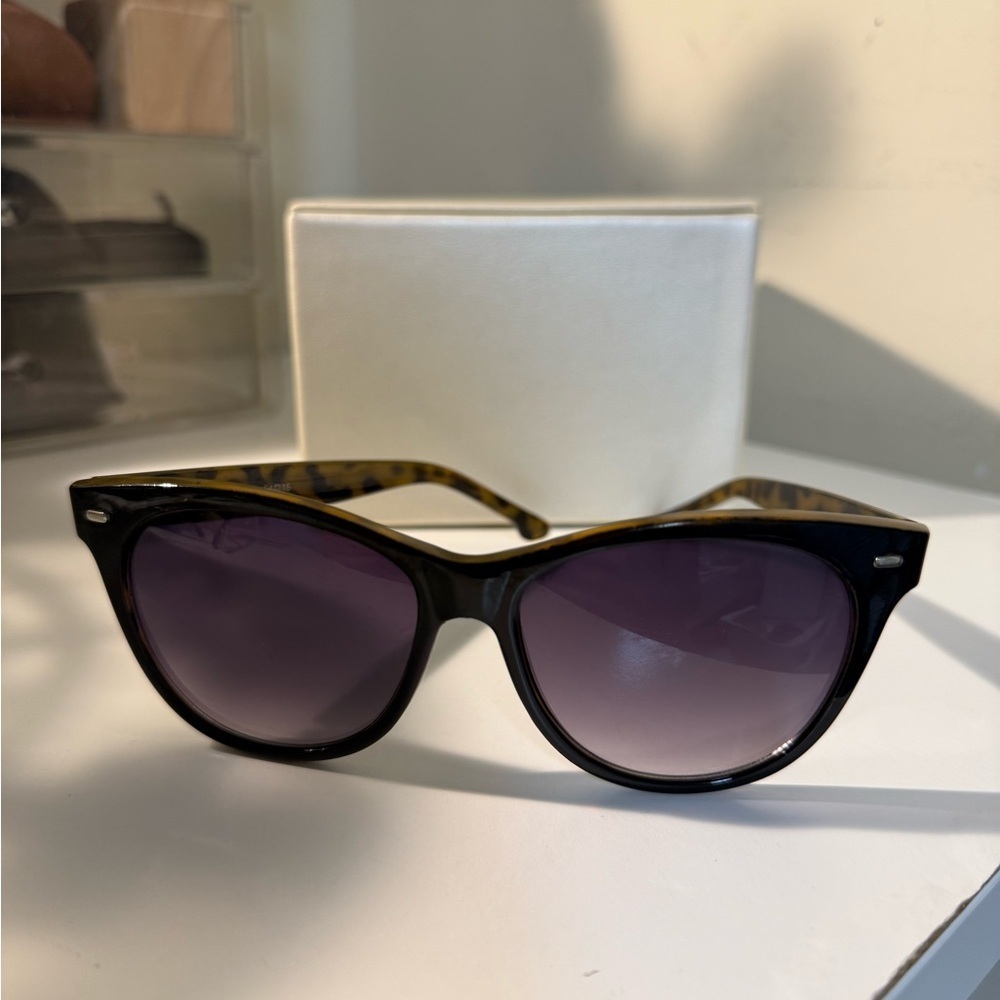 Stylish Black and Tortoise Sunglasses